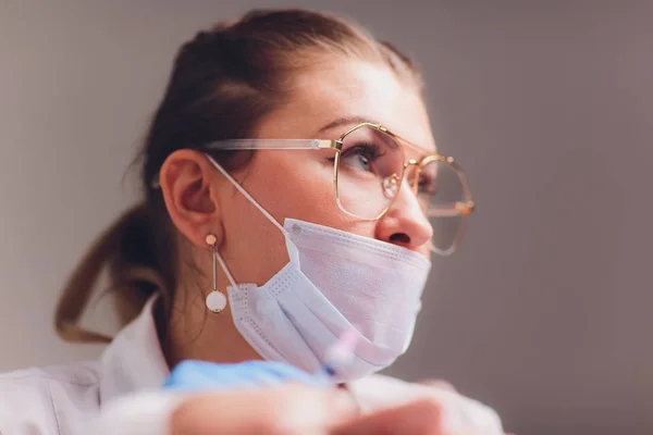 Estetista che fa l'iniezione in faccia alle donne, primo piano. Procedura di biorivitalizzazione . — Foto Stock