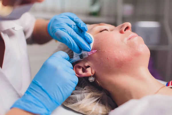 Esteticista haciendo inyección en la cara de las mujeres, primer plano. Procedimiento de biorevitalización . — Foto de Stock