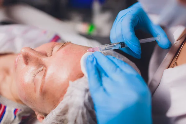 Esteticista haciendo inyección en la cara de las mujeres, primer plano. Procedimiento de biorevitalización . — Foto de Stock