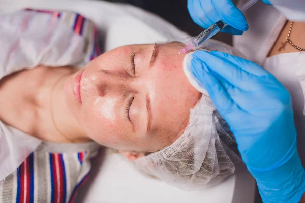 Esteticista haciendo inyección en la cara de las mujeres, primer plano. Procedimiento de biorevitalización . — Foto de Stock