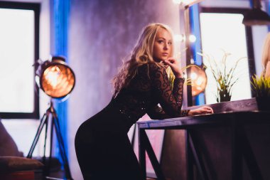 güzel kadın model stüdyo arka planda zarif elbise poz.