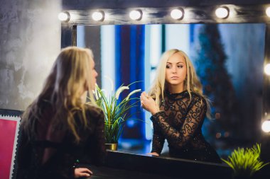 güzel kadın model stüdyo arka planda zarif elbise poz.