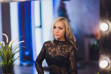 güzel kadın model stüdyo arka planda zarif elbise poz.