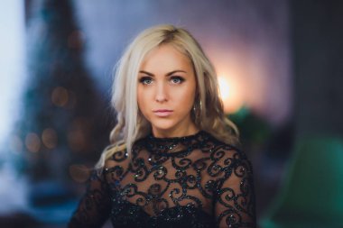 güzel kadın model stüdyo arka planda zarif elbise poz.