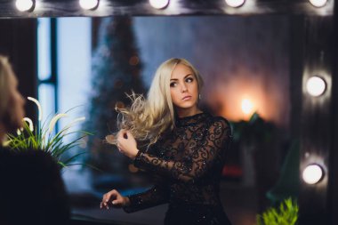 güzel kadın model stüdyo arka planda zarif elbise poz.