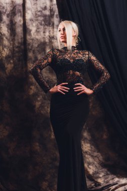 güzel kadın model stüdyo arka planda zarif elbise poz.