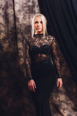 güzel kadın model stüdyo arka planda zarif elbise poz.