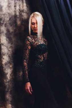 güzel kadın model stüdyo arka planda zarif elbise poz.