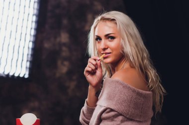 Çekici yirmi bir şey genç kadın cips yeme.