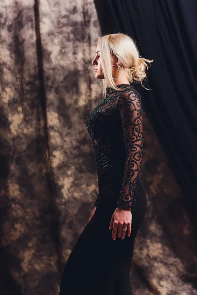 Bella donna modello in posa in abito elegante sullo sfondo studio . — Foto Stock