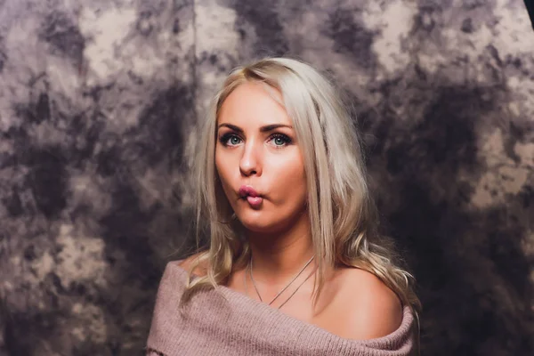 Piękna kobieta z długie proste blond włosy. modelka pozowanie Studio. — Zdjęcie stockowe