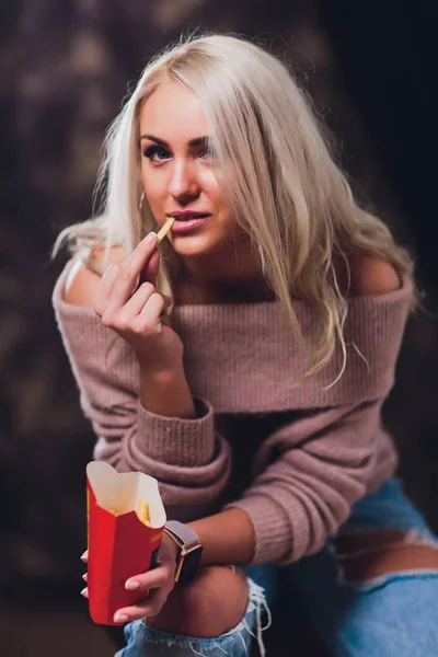 Atraente 20 Algo Jovem Mulher Comendo Chips . — Fotografia de Stock