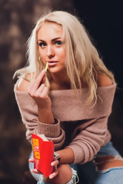 魅力的な 20 何か若い女性を食べてチップ. — ストック写真