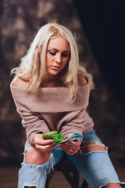 WOMANS eller yeni banknotlar nominal 200 ruble ile kahverengi deri cüzdan tutarak. Rus nakit para.