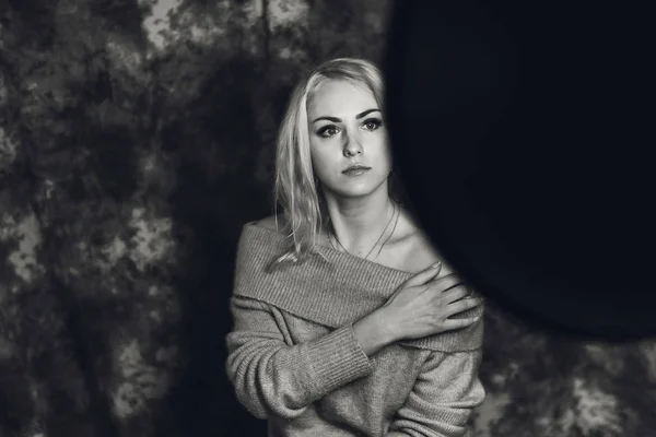 Schöne Frau mit langen glatten blonden Haaren. Model posiert im Atelier. — Stockfoto
