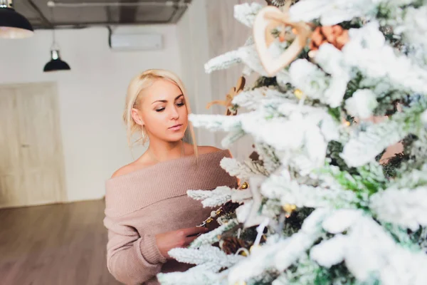 Moda wnętrze zdjęcie pięknej wspaniałej kobiety z blond włosy w luksusowym stroju stwarzające w pokoju z choinki i dekoracje. — Zdjęcie stockowe