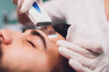 Ultrasonik yüz Temizleme. Beyaz delikanlı, kozmetik.