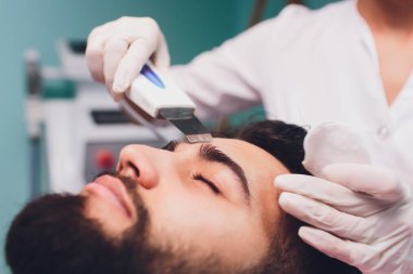 Ultrasonik yüz Temizleme. Beyaz delikanlı, kozmetik.