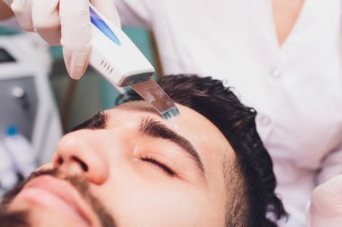 Ultrasonik yüz Temizleme. Beyaz delikanlı, kozmetik.