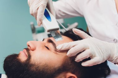 Ultrasonik yüz Temizleme. Beyaz delikanlı, kozmetik.