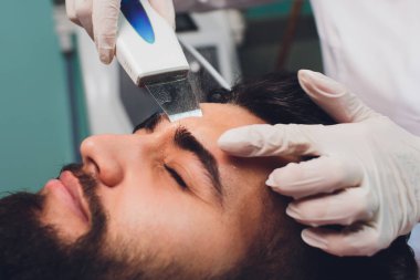 Ultrasonik yüz Temizleme. Beyaz delikanlı, kozmetik.