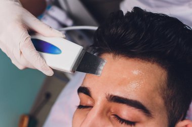 Ultrasonik yüz Temizleme. Beyaz delikanlı, kozmetik.