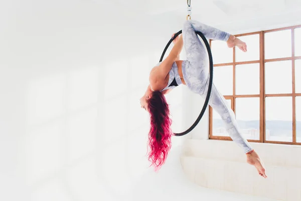 Légi Akrobata a ringben. Egy fiatal lány végez az akrobatikus elemeket a levegőbe, gyűrű. — Stock Fotó