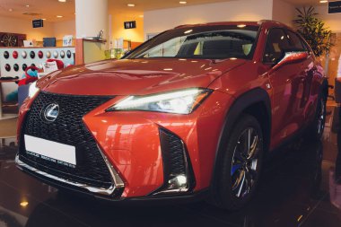 Ufa, Rusya, Lexus Shop, 23 Ocak, 2019: beyaz Lexus UX kompakt crossover yan görünümü.