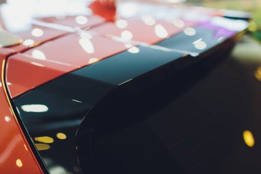 bir Sportscar arka spoiler. Kompakt crossover.