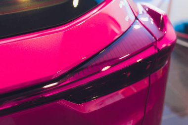 Detay üzerinde pembe bir arabanın arka ışık.