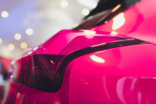 Detail am Rücklicht eines pinkfarbenen Autos. — Stockfoto