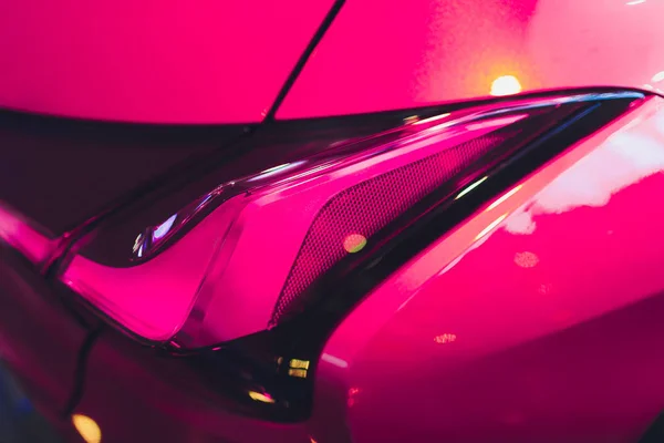 Detail op het achterlicht van een roze auto. — Stockfoto