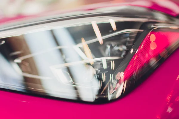 Κοντινό πλάνο shot προβολέων σε φόντο ροζ αυτοκίνητο πολυτελείας. Σύγχρονο και ακριβό σπορ αυτοκίνητο έννοιας. — Φωτογραφία Αρχείου