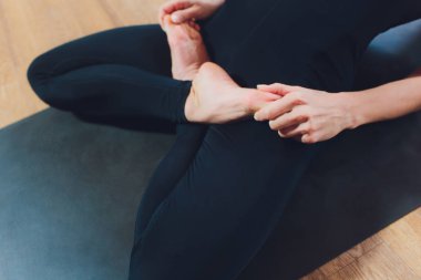 Yoga kavramı pratik genç Yogi çekici kadın, sancak karasan egzersiz ayakta, amuda kalkma poz, çalışma dışarı, spor giyim, siyah tank üst ve pantolon, tam uzunlukta, çatı arka plan giymek