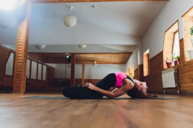 Yoga kavramı pratik genç Yogi çekici kadın, sancak karasan egzersiz ayakta, amuda kalkma poz, çalışma dışarı, spor giyim, siyah tank üst ve pantolon, tam uzunlukta, çatı arka plan giymek