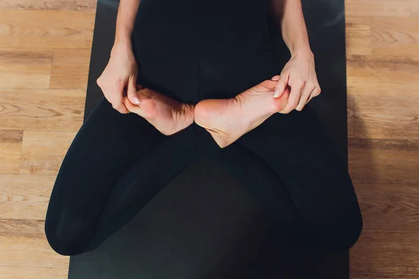 Unga Yogi attraktiv kvinna tränar yoga koncept, stående i Salamba sirsasana övning, Huvudstående pose, tränar, bär sportkläder, svart linne och byxor, full längd, loft bakgrund — Stockfoto