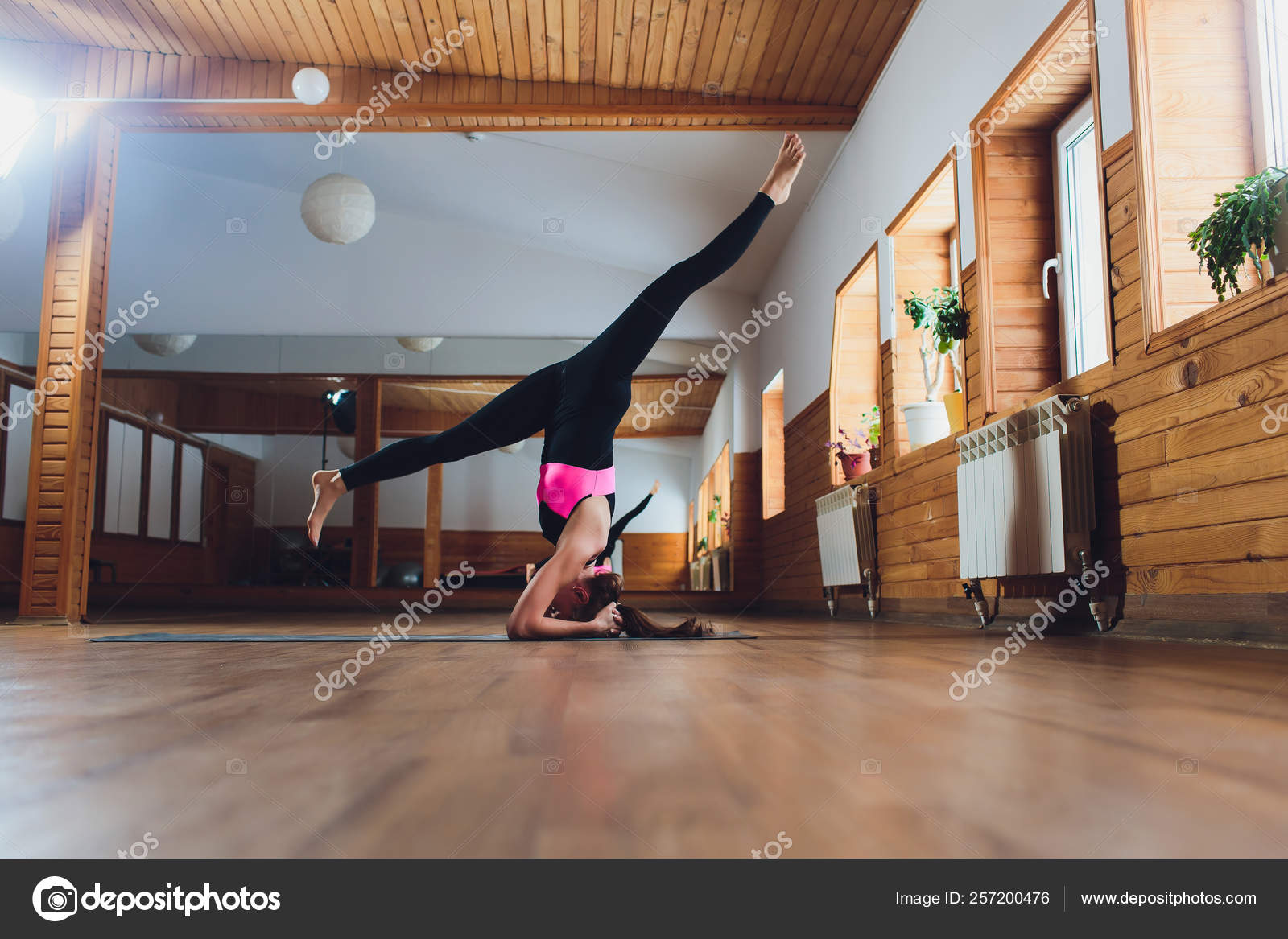 Joven Yogui Atractiva Mujer Practicando El Concepto De Yoga De