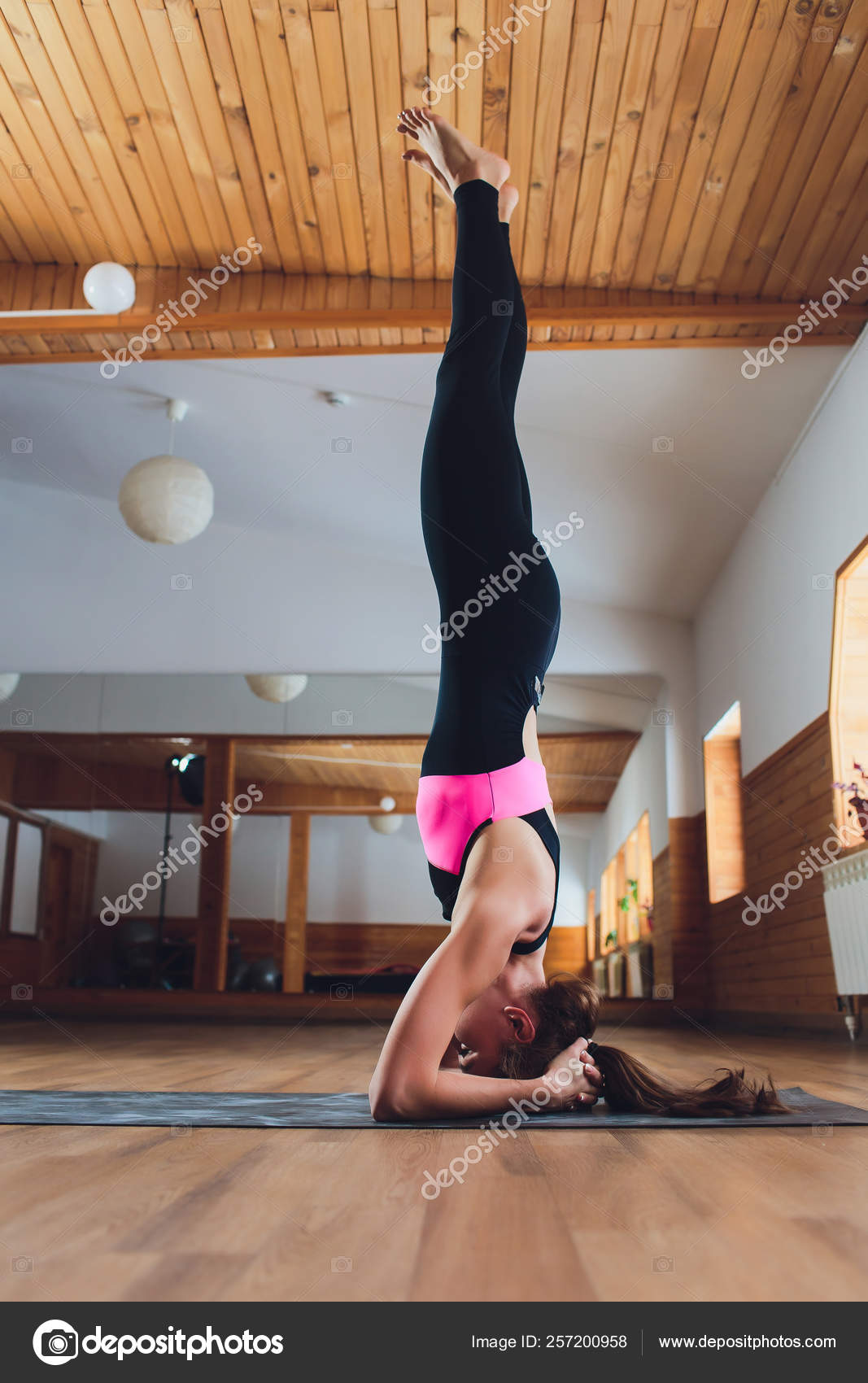 Joven Yogui Atractiva Mujer Practicando El Concepto De Yoga De