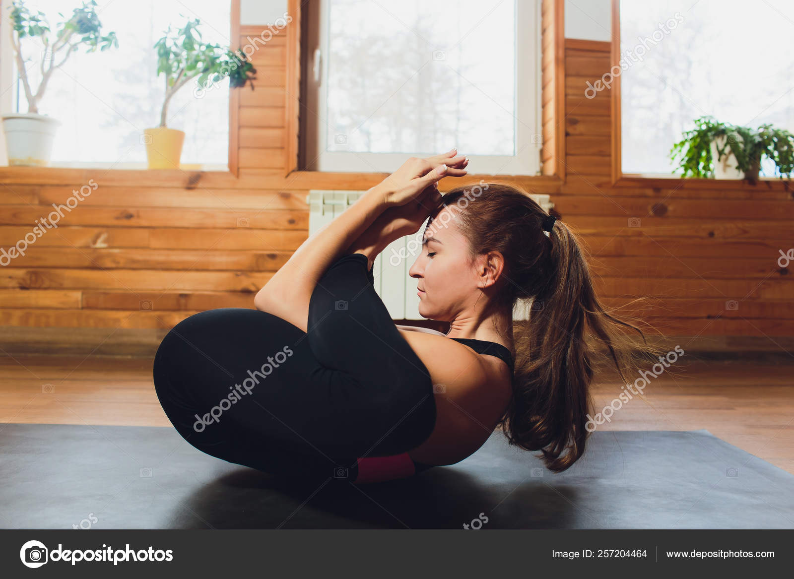 Mulher esportiva praticando ioga, fazendo exercício Ardha Padmasana, Half  Lotus posar com gesto mudra, exercitando-se,, image size:1600x1167