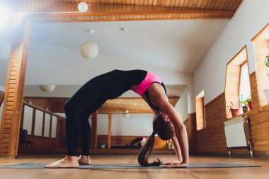 Güzel kadın uygulamaları köprü yoga asana Urdhva Dhanurasana - yukarı bakacak şekilde yay poz yoga stüdyosu.