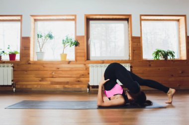 Genç kadın evde, ayakta Sirasana Sarvangasana egzersiz, yoga pratik desteklenen omuz stand poz, çalışma dışarı, spor giyim, siyah şort giyen, en iyi, kapalı tam uzunlukta, stüdyo arka plan