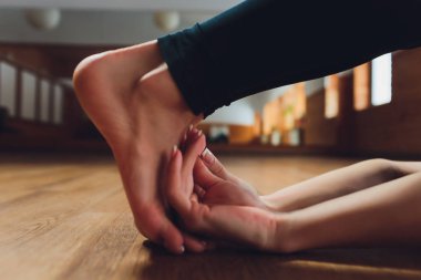 Genç kadınlar yoga asana kolay pulluk yapıyor poz. Halil halasana.