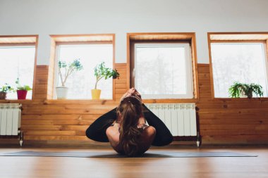 Sportif kadın pratik yoga, ardha Padmasana egzersiz, yarım Lotus poz mudra hareketi ile çalışma dışarı yaparak spor giyim gri pantolon ve üst, cesedi yakın, yoga stüdyosu giyiyor. Dikkatli hayat kavramı