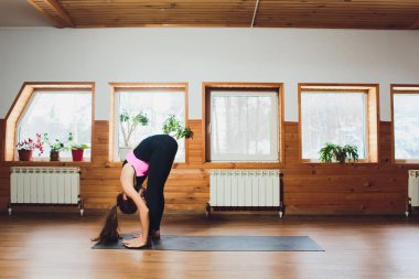 Kafkas kadın stüdyo padahastasana Yoga çalışıyor.