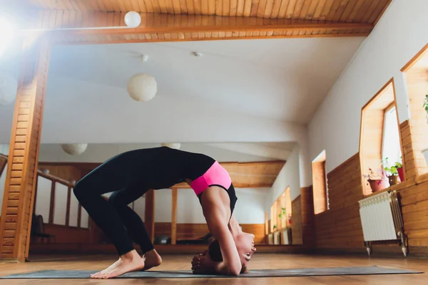 아름 다운 여자 관행 backbend 요가 아사 나 Urdhva Dhanurasana-위쪽으로 활 포즈 요가 스튜디오에 직면. — 스톡 사진