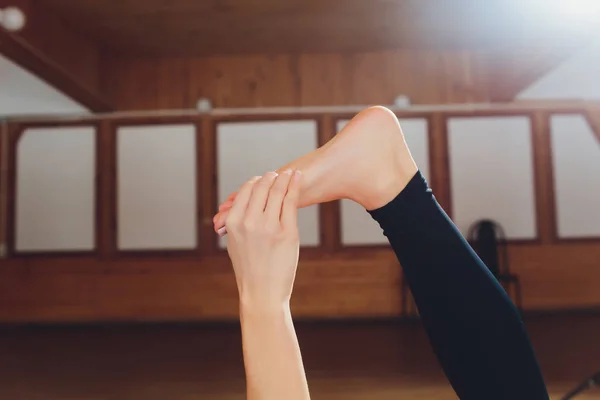 Hermosa joven modelo trabajando en casa, haciendo ejercicio de yoga en el suelo, acostada en Parivrtta Supta Padangushthasana, variación reclinada de la postura de Twisting Extended Hand to Big Toe. Vista superior. Longitud completa . — Foto de Stock