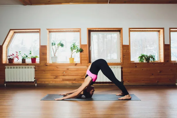 Fitness donna pratica yoga asana parvatasana yoga studio interior . — Foto Stock