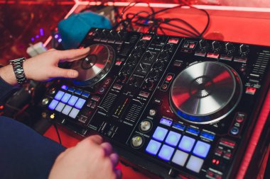 Erkek Dj Müzik Kulübü'nde, üstten görünüm.