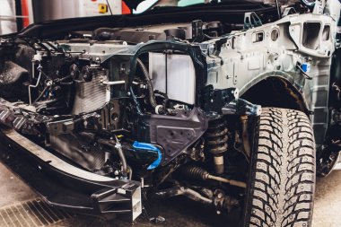 Araç kablolama kabloları Konnektörler ve fişler ile sökülebilir arabanın kabin yatıyor, dövülmüş araba içinde pencere üzerinden bir görünüm.