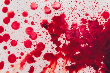 Yerde taze insan parlak kırmızı kan.